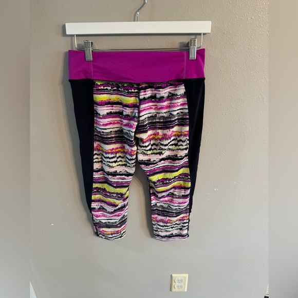 🔴Nike Pink and Multicolor Patterned Leggings - Picture 5 of 5